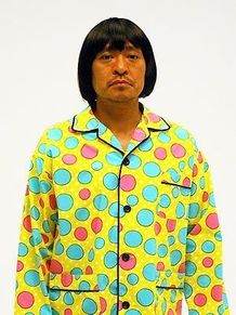 劇中のパジャマ姿でインタビューに応じてくれた松本人志監督
