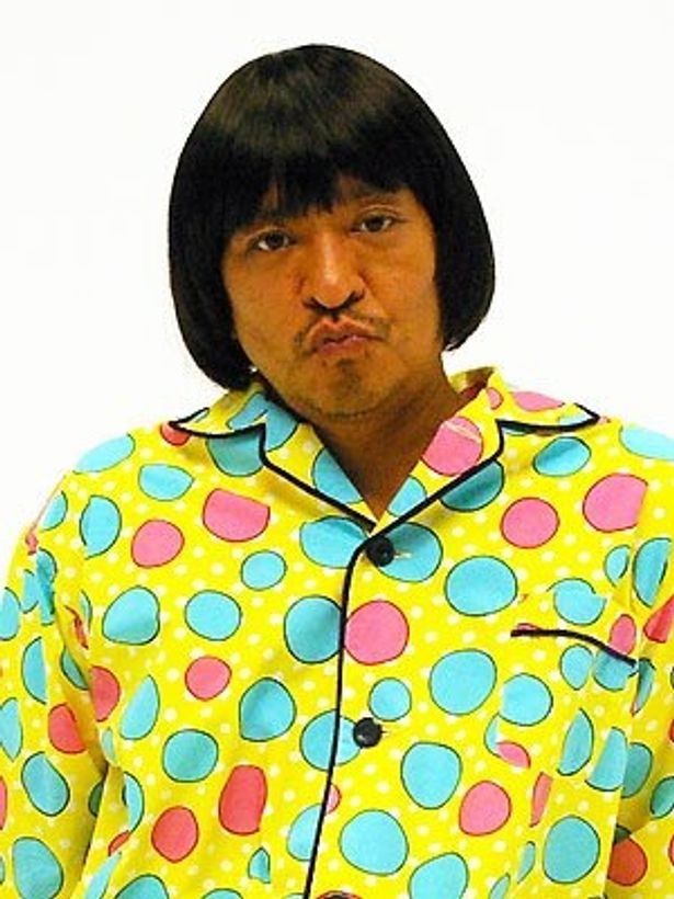 劇中のパジャマ姿でインタビューに応じてくれた松本人志監督