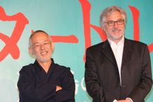 『レッドタートル ある島の物語』のマイケル・デュドク・ドゥ・ヴィット監督と鈴木敏夫プロデューサー