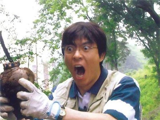 誠の父親にして考古学者・謙三を演じるのは上川隆也