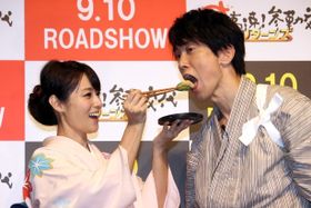 深田恭子が佐々木蔵之介にファーストバイト