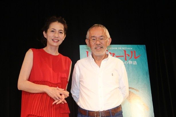 【写真を見る】聞き手の渡辺真理は、作品タイトルにちなみ赤色のドレスで登場