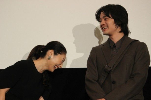 鏡開きの樽の話題に大爆笑する常盤貴子と池松壮亮