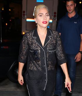 新曲のプロモーションを行ったガガのファッションが話題に