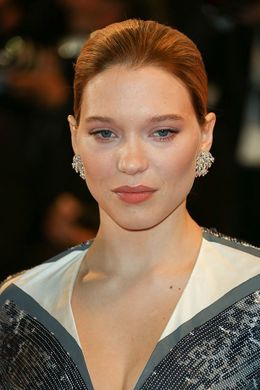 レアが大きくなったお腹でレッドカーペットに登場し、妊娠が発覚