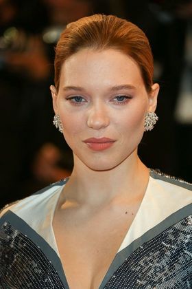 レアが大きくなったお腹でレッドカーペットに登場し、妊娠が発覚