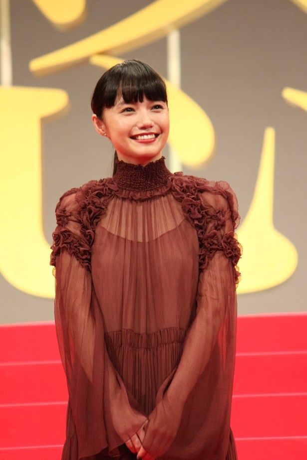 【写真を見る】撮影時は役作りで7キロ増量した宮崎あおい。この日はワインレッドのシースルードレスで登場