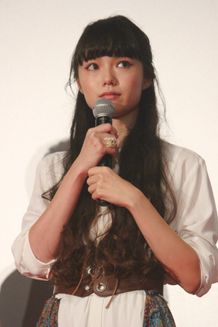 宮崎あおいが父親役の渡辺謙に感謝の涙