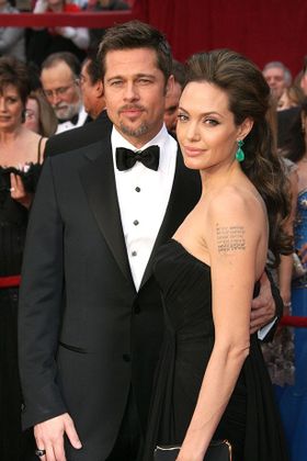 アンジェリーナがブラッドに対して離婚を申請した