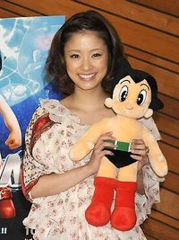 アトム役の上戸彩がプレミアでASIMOと握手！(画像2/3) | 最新の