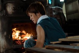 銭湯「幸の湯」で薪をくべる拓海(松坂桃李)