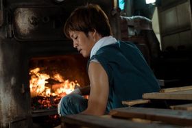 銭湯「幸の湯」で薪をくべる拓海(松坂桃李)