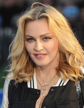 マドンナがヒラリーに投票するよう、裸の写真投稿で呼びかけた