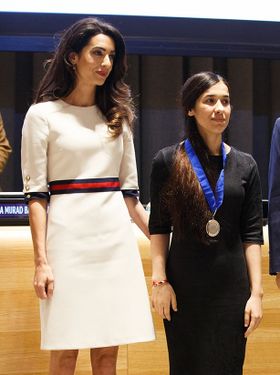 16日、グッチのシルクドレス(約15万円)姿が美しいアマル