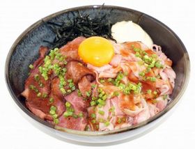 食べたら悶絶!? 激辛ソースがポイントの「“闇辛ウシジマ丼シリーズ～劇辛Wローストビーフ丼～」