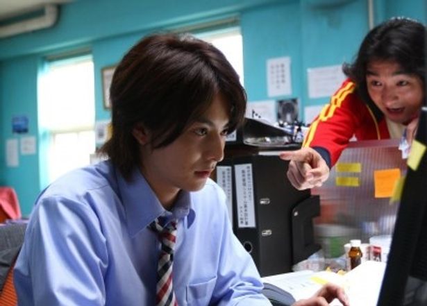 2ちゃんねるのスレッドから派生し、100万人が笑って泣いたという実話ベースの物語