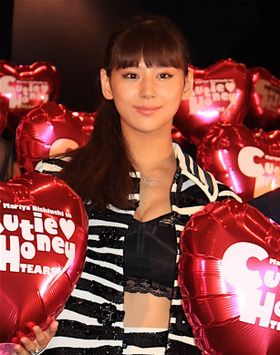 西内まりや、大胆に胸元とお腹を見せたドレスで魅了！