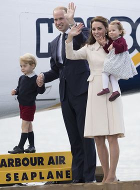 英国への帰国時、大きな歓声とともに見送られたウィリアム王子一家