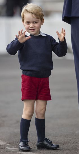 帰国時にご機嫌で両手を振っていたジョージ王子