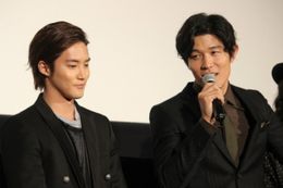 『彼岸島 デラックス』で共演した白石隼也と鈴木亮平