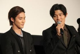 『彼岸島 デラックス』で共演した白石隼也と鈴木亮平