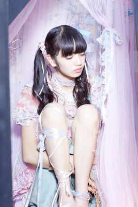 小松菜奈らが劇中で着た衣装が展示される