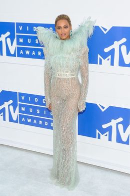 ファッショナブルなイメージのあるビヨンセの私服が変と話題に