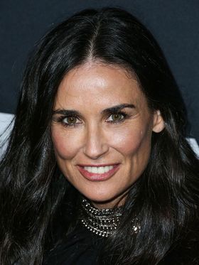 デミは整形に多額のお金を使っていることで知られている