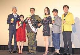 映画「グッドモーニングショー」の初日舞台挨拶が実施された