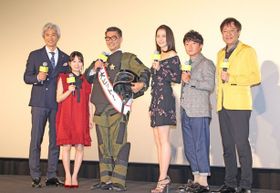 映画「グッドモーニングショー」の初日舞台挨拶が実施された