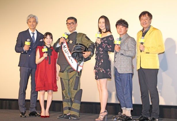 映画「グッドモーニングショー」の初日舞台挨拶が実施された