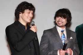 安藤政信のマイペースぶりを笑う山田孝之