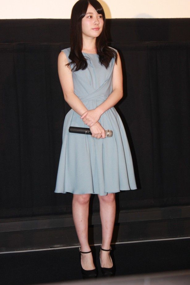 【写真を見る】可愛い！桜井美南のドレス姿の全身ショット