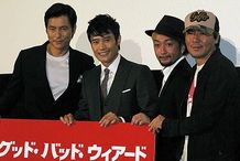 左から　チョン・ウソン、イ・ビョンホン、RYO、キム・ジウン監督
