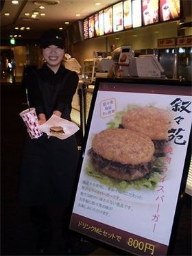 食べ応えバッチリの「叙々苑焼肉ライスバーガー」がTOHOシネマズ日劇／有楽座に登場