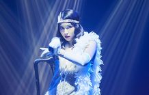 特殊メイクによって、15歳の少女時代から晩年までを広瀬アリスひとりで演じきる