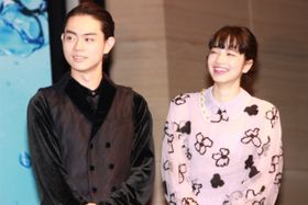 「壁ドンではなく海ドボン」に爆笑した小松菜奈と菅田将暉