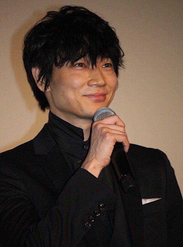 戌亥役の綾野剛