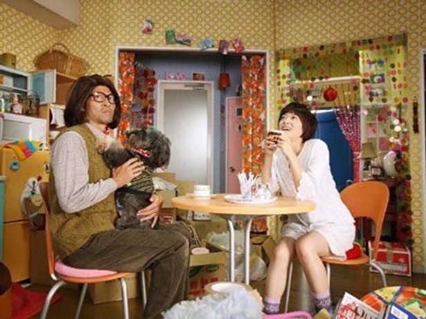 自室で大家と語らうひろ子