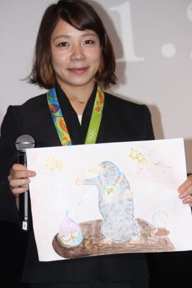 リオ五輪重量挙げ48kg級銅メダリストの三宅宏実選手