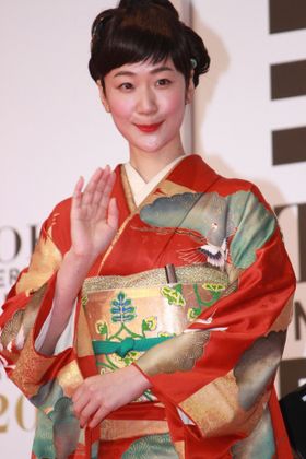 黒木華がTIFFのレッドカーペットに赤い振り袖で登壇！