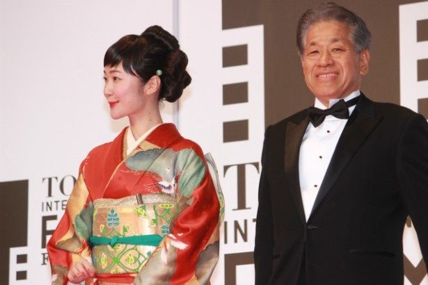 東京国際映画祭ディレクター・ジェネラル椎名保が黒木華をエスコート