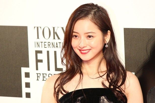 セクシーなドレスで会場を釘付けにした佐々木希