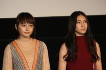 『ハローグッバイ』の舞台挨拶に登壇した萩原みのりと久保田紗友