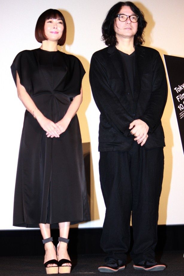 【写真を見る】可憐！中山美穂の黒のワンピースの全身ショット