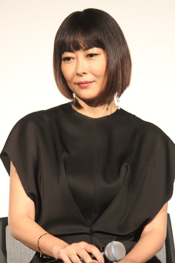 一人二役を演じた中山美穂