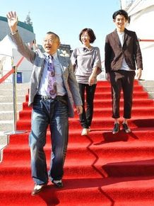 大喜びでレッドカーペットを歩く笑福亭鶴瓶(手前)、西川美和監督(奥左)、瑛太(奥右)