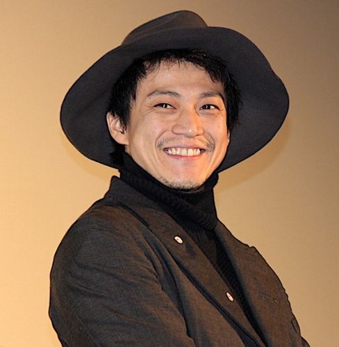 小栗旬、サプライズ成功に満面の笑顔！大友啓史監督が「やりやがったな！」