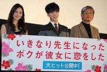 『いきなり先生になったボクが彼女に恋をした』初日舞台挨拶に登壇した、左から佐々木希、SUPER JUNIORのイェソン、朝原雄三監督