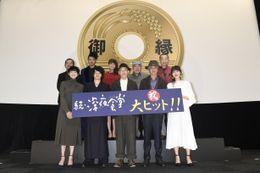 「続・深夜食堂」の舞台あいさつに登壇した小林薫(写真中央)ら